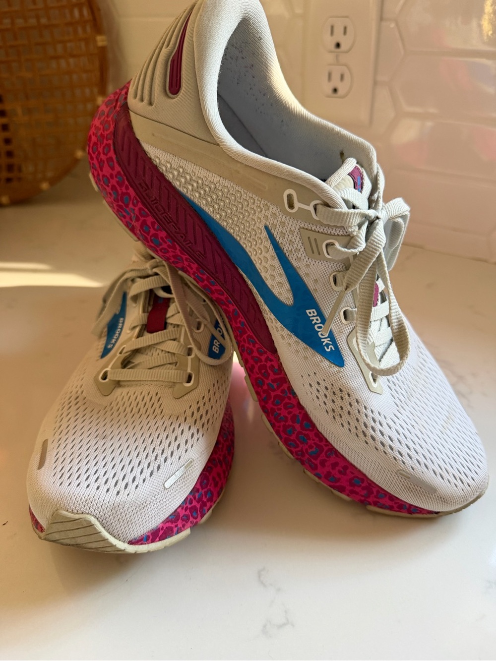 Brooks Adrenaline GTS 22 Women’s Size 10 White Pink Blue Leopard Running Shoes